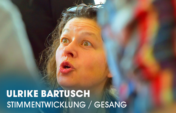Die Dozentin Ulrike Bartusch lehrt an der Artrium Schauspielschule Hamburg das Fach Stimmentwicklung/Gesang: Chor/Gruppe/Einzeln