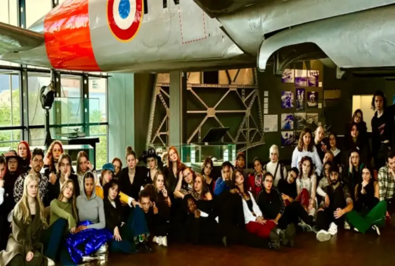 Große Gruppe junger Schauspielschülerinnen und Schauspielschüler des Artrium posiert unter einem historischen Flugzeug im Technikmuseum.