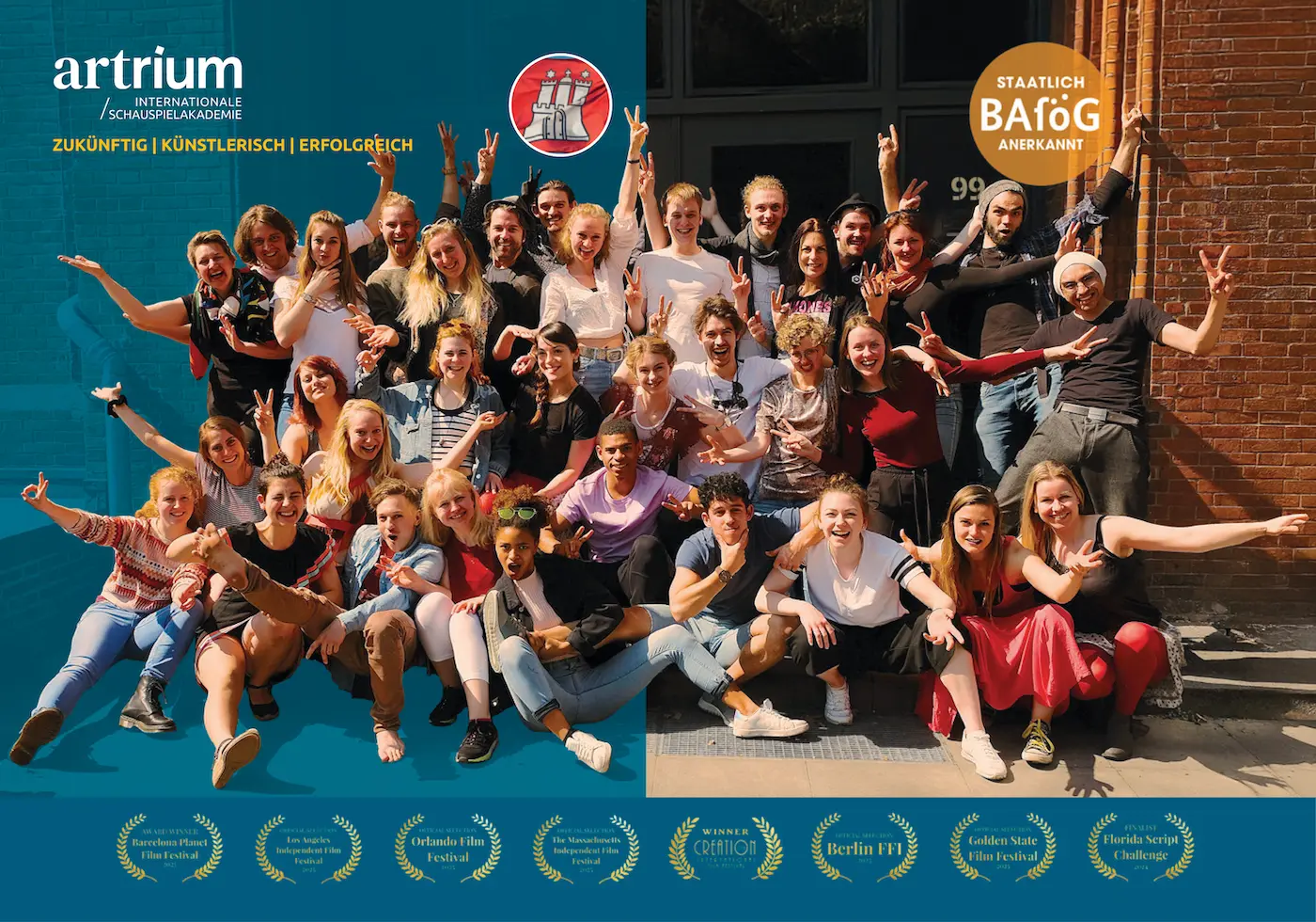 Titelseite der Artrium-Broschüre mit Gruppenfoto der Studierenden vor dem Schulgebäude.