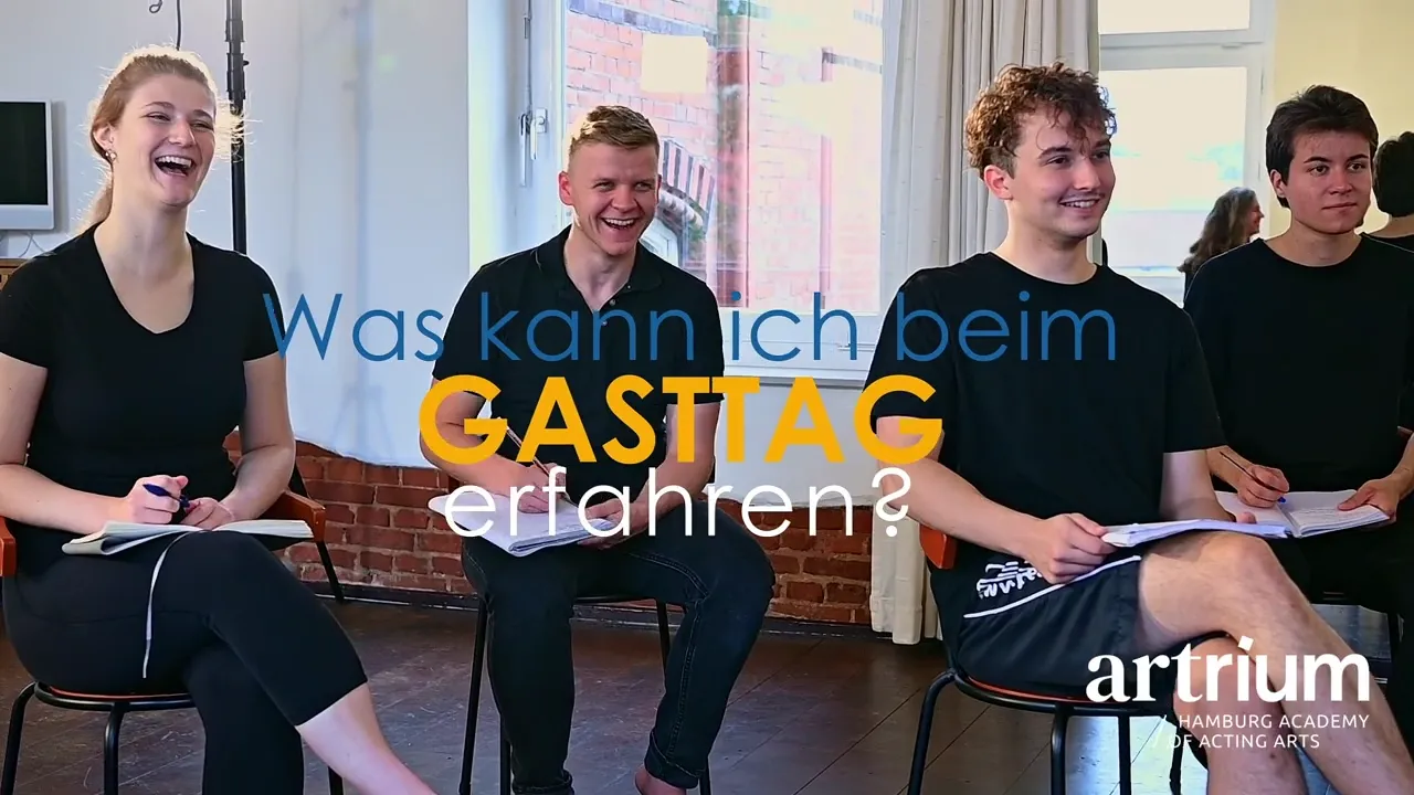 Vier Studierende sitzen mit Textheften lachend im Unterrichtsraum des Artrium, Vorschaubild des Gasttag-Videos.