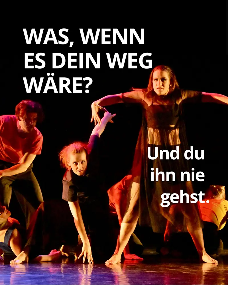 Schauspielerin in einer intensiven Bühnenszene am Artrium
