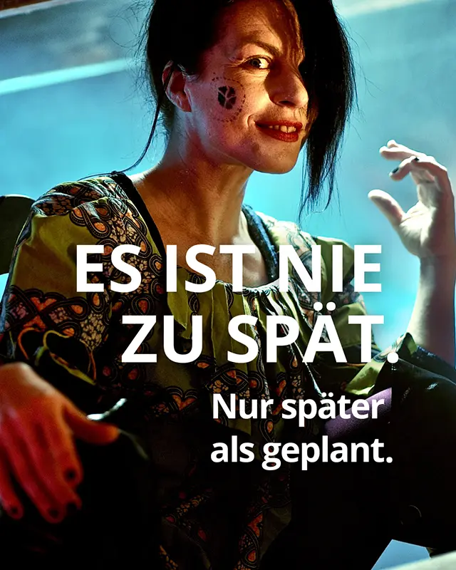 Artrium-Teaser mit einer Schauspielerin und dem Schriftzug „Es ist nie zu spät. Nur später als geplant.“