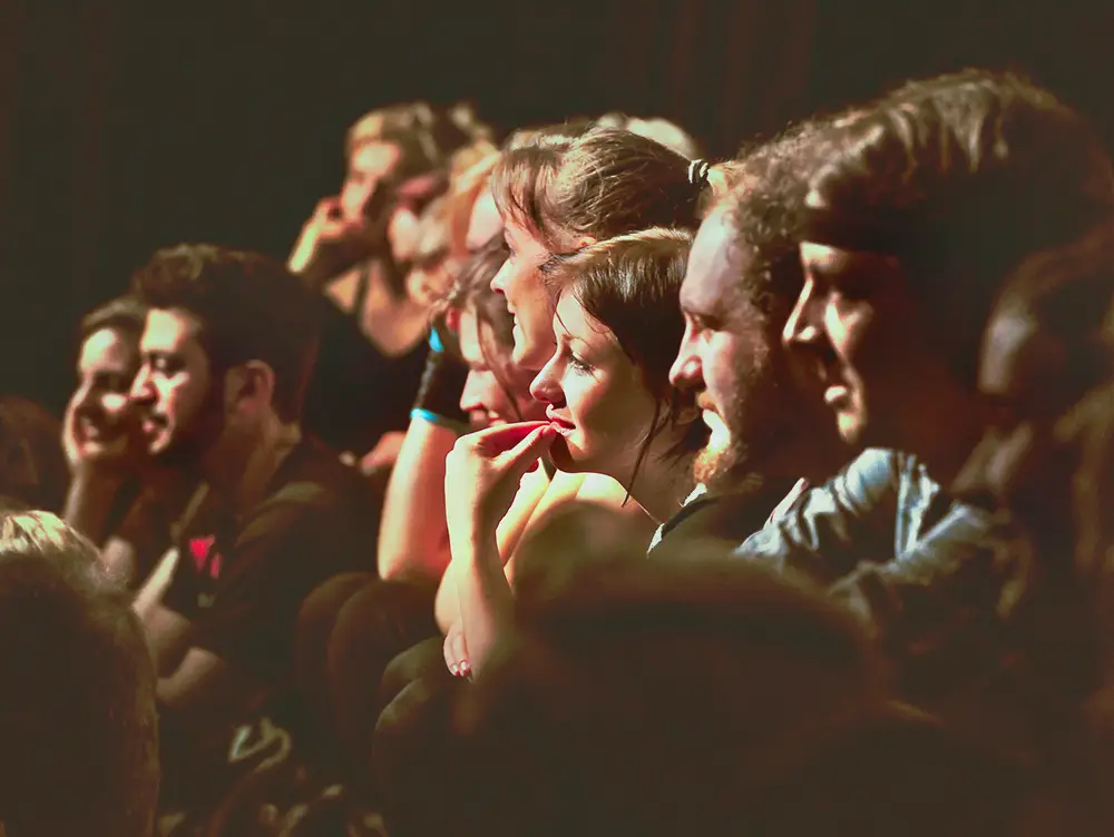 Publikum im Theater im Hintergrund