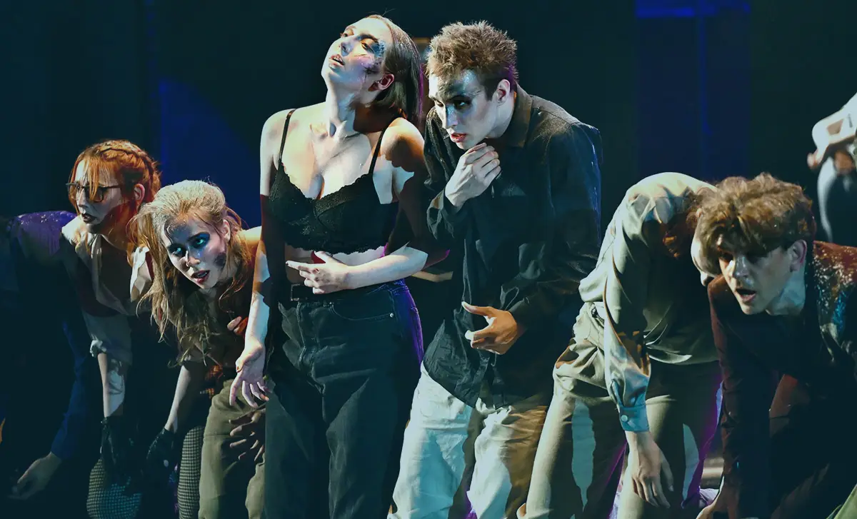 Theaterbuehne im Hintergrund