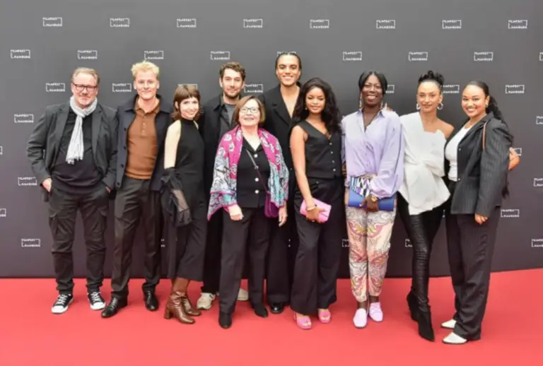 Gruppe auf dem roten Teppich des Filmfest Hamburg vor der Sponsorenwand.