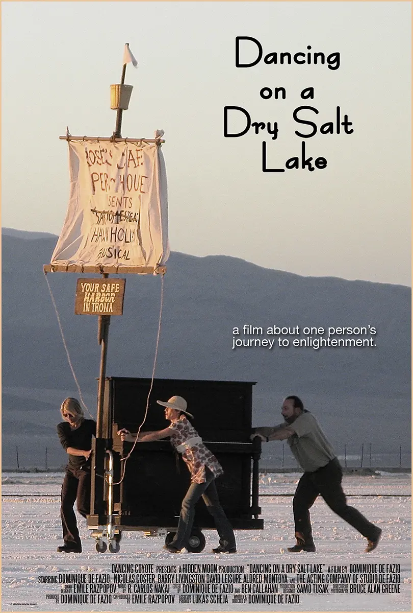Filmplakat zu Dancing on a Dry Salt Lake, drei Menschen schieben ein Klavier mit Segelmast über eine weiße Salzfläche