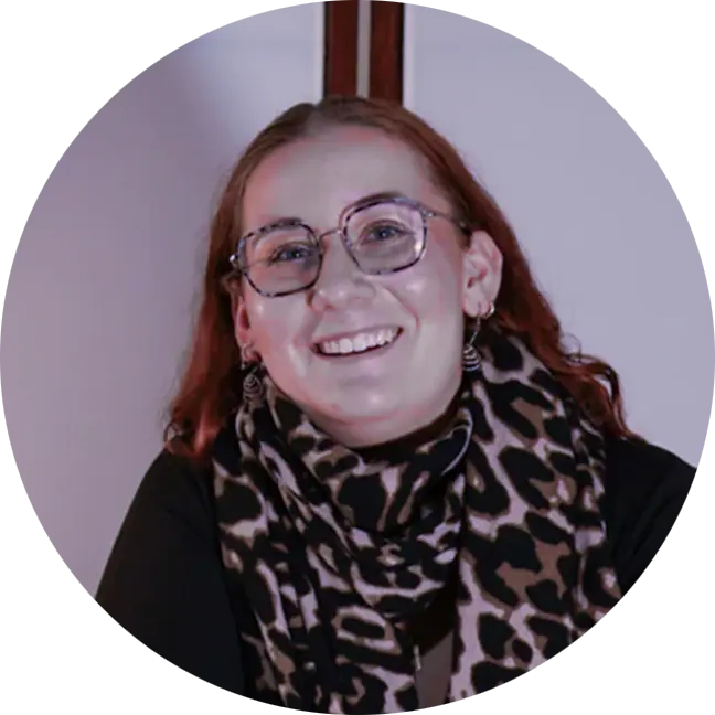 Portrait von Lillie zur Nieden, laechelnd, mit Brille und Leoparden-Schal