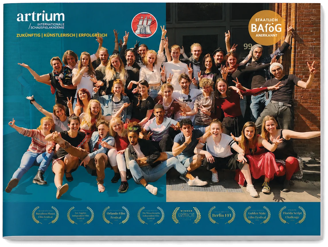 Gedruckte Broschüre der Schauspielschule Artrium Hamburg, auf dem Titel ein Gruppenfoto der Studierenden vor dem Schulgebäude.