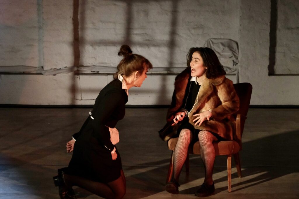 Zwei Schauspielstudierende arbeiten im Probenraum der Schauspielschule Artrium in enger Partnerarbeit.