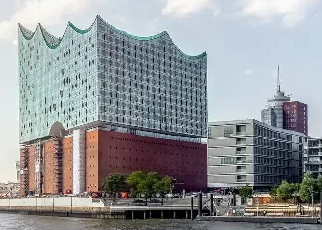 Die Elbphilharmonie in Hamburg vom Wasser aus gesehen, dahinter die Hafencity