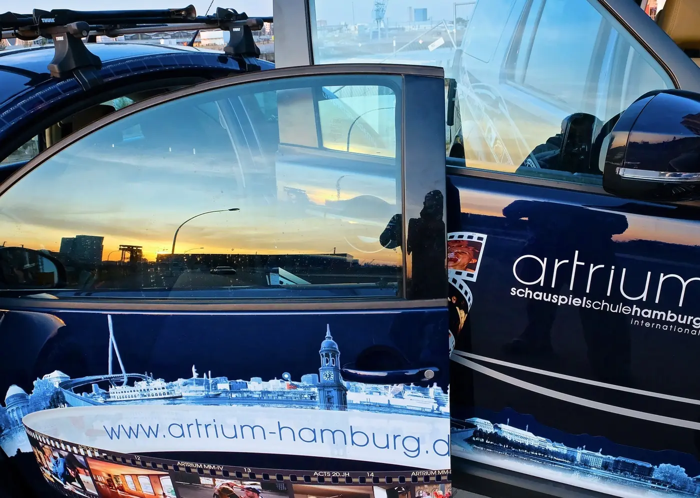 Fahrzeug der Schauspielschule Artrium am Hamburger Hafen im Abendlicht